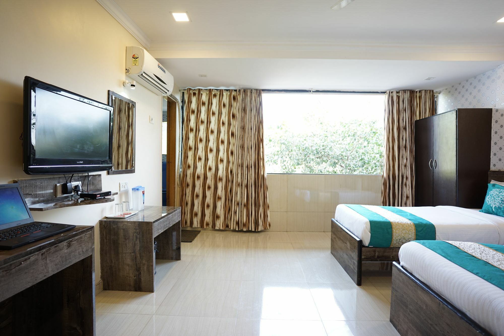 O Rana Residency Near Western Express Highway Metro Station Bombaj